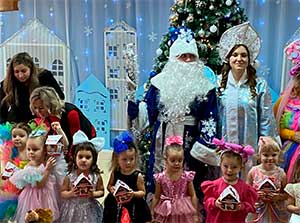 Сценарий новогоднего утренника 2 мл. группы «Гномы и конфеты».