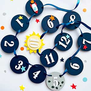 Конспект занятия по ФЭМП для детей 2-3 лет «Гирлянды» — группировка по цвету, форме, величине