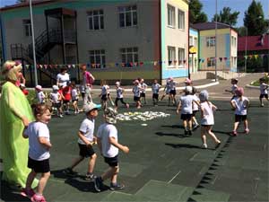 Праздник в детском саду на тему: Лето «На цветочной поляне!»